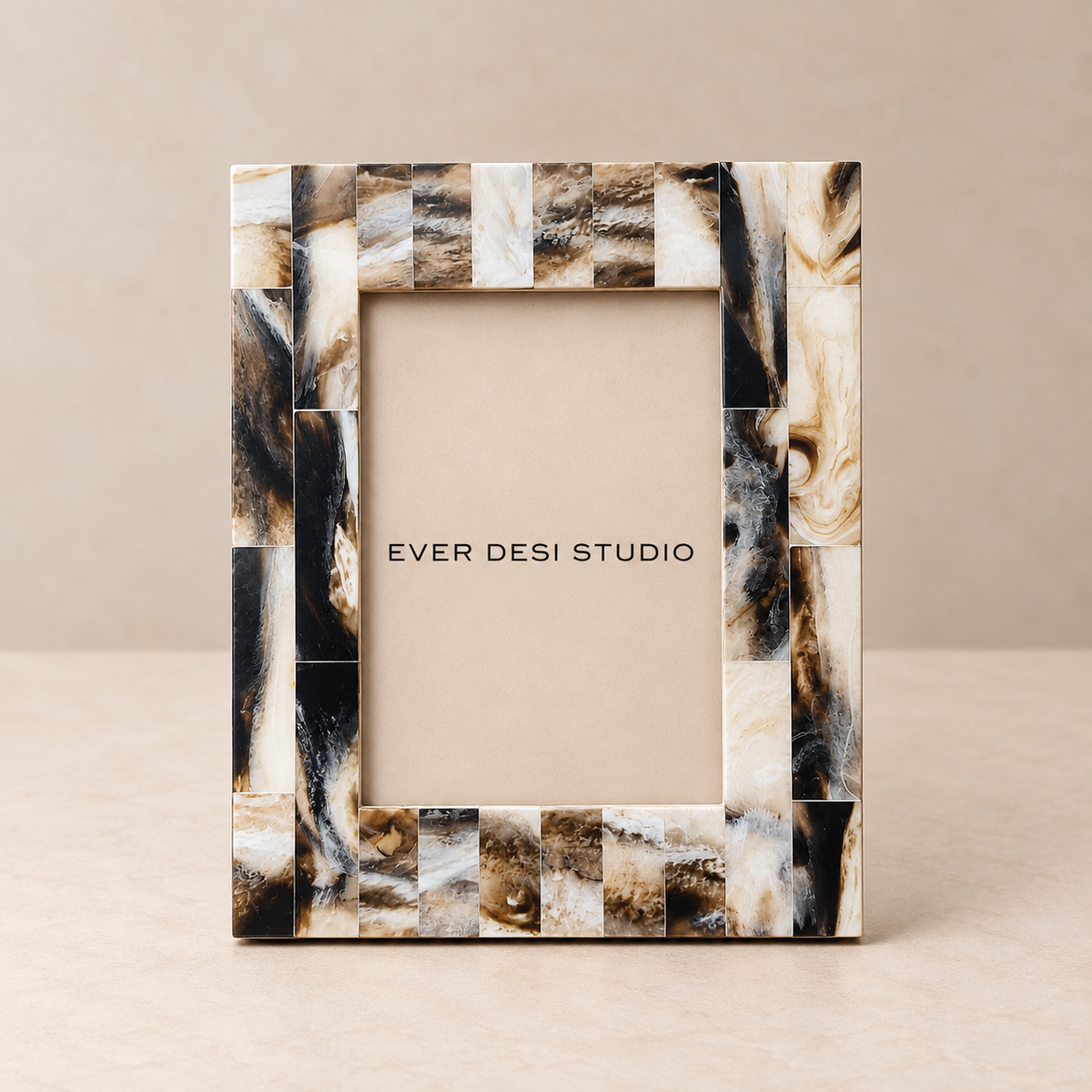 Horn-effect mosaic resin photo frame in brown and beige